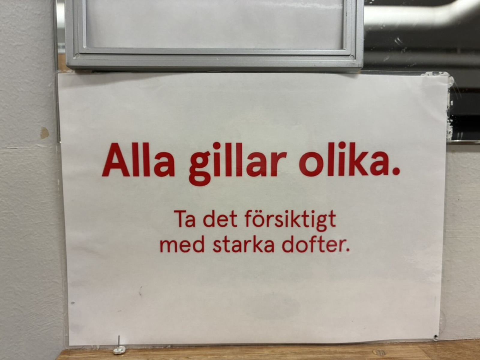 Sign in Swedish reading “Alla gillar olika”, asking visitors to be sparing with strong scents