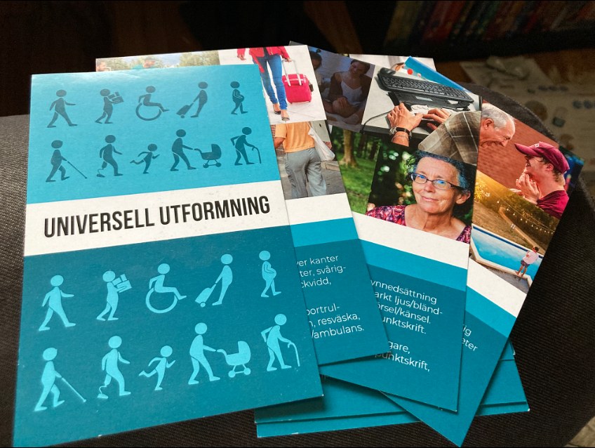 A fanned-out deck of design cards titled Universell utformning. The top card shows two rows of teal silhouettes walking, using wheelchairs, pushing prams, and carrying luggage. Cards behind it carry photos of people and environments.