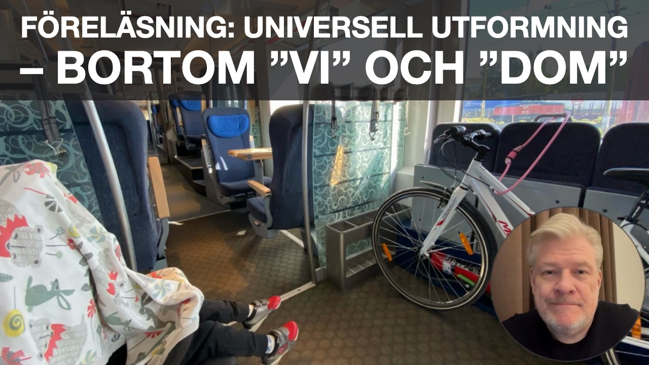Stillbild ur filmen: en tågvagn med en barnvagn, tomma säten och en cykel på rullstolsplatsen, Per-Olof i en liten cirkel i hörnet, och titeln Föreläsning: Universell utformning – bortom ”vi” och ”dom”.